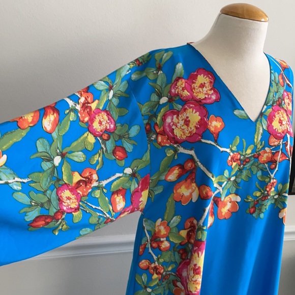 Natori NWOT S Beautiful Floral Charmeuse (100%Poly) Caftan with pockets. - Picture 10 of 12